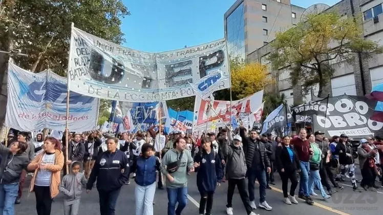 Movimientos sociales. Multitudinaria marcha piquetera en Mar del Plata: “Las familias empiezan a saltear comidas”
