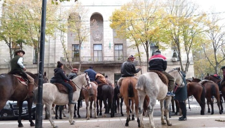 Mar del Plata: protesta a caballo frente al palacio municipal