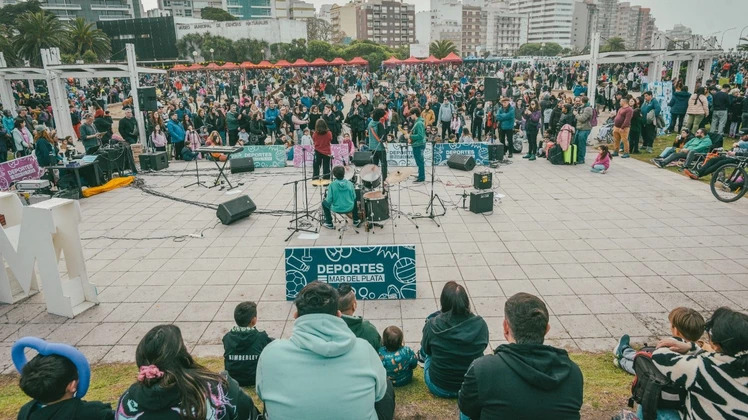 Más de 20 mil vecinos celebraron el Día de la Niñez en Plaza España