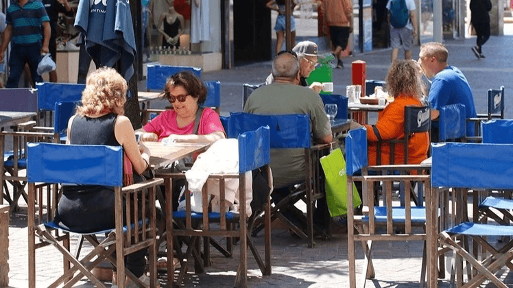 Conformes con el finde largo, los gastronómicos piden “cuidar al turismo” en el verano