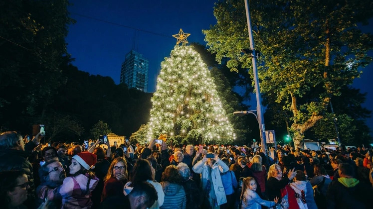 Música, Papá Noel y foodtrucks: este domingo se prende el arbolito de Plaza San Martín