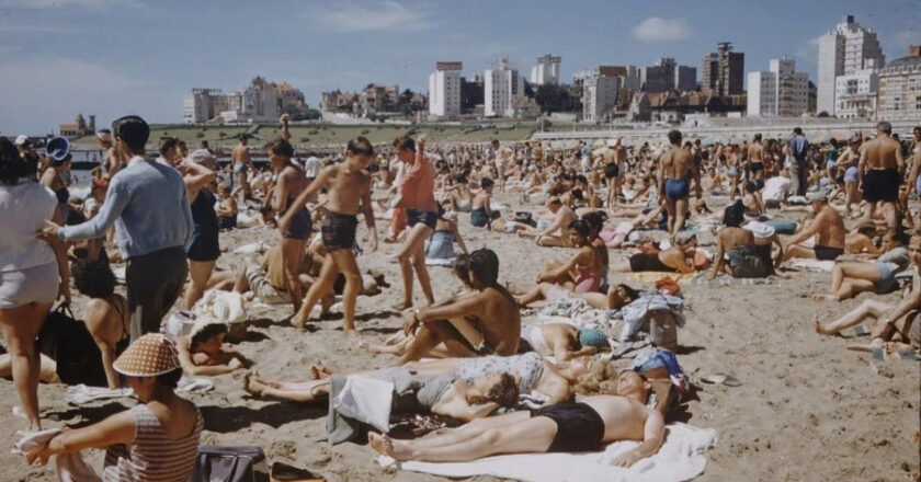 A la playa con camisa y gorra de natación: así explotaba el verano en la década del 50