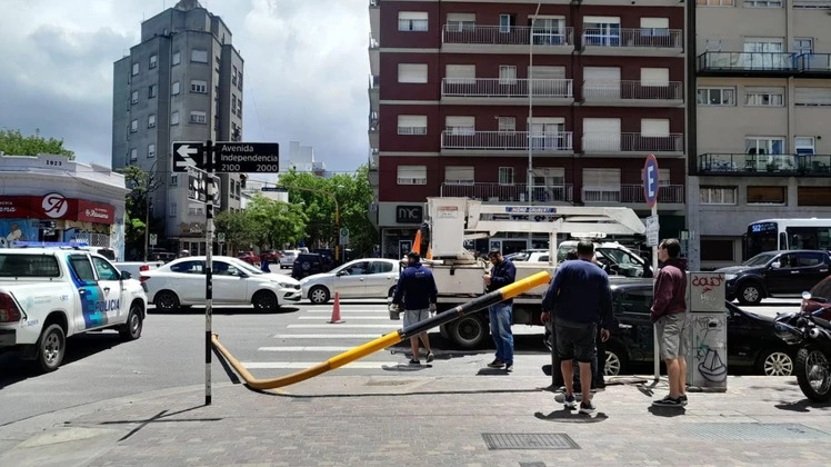 El viento volteó un semáforo en pleno centro: “Fue un gran susto el que me pegué”