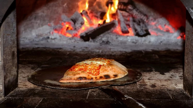 De un bodegón antiguo a crear el plato más viral del país: la historia de El Rey del Calzone