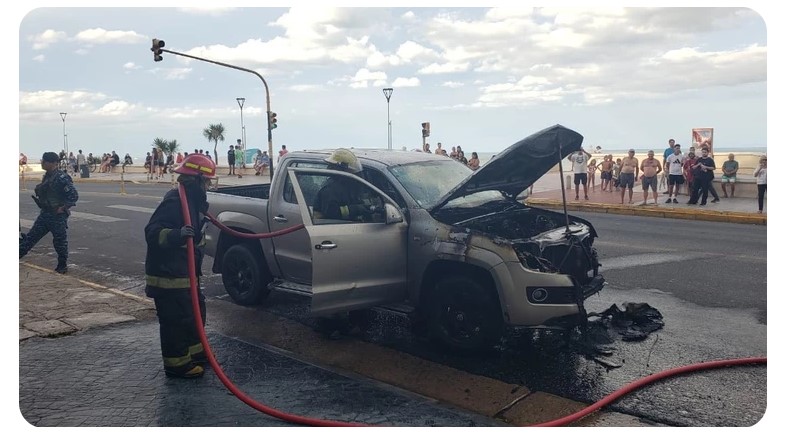 Se prendió fuego una Amarok en La Perla: se la había comprado ayer a la mañana