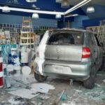 Tremendo accidente: la chocaron y terminó estrellándose dentro de una pinturería