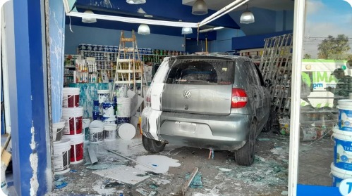 Tremendo accidente: la chocaron y terminó estrellándose dentro de una pinturería