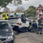 Bajaba por una loma de Stella Maris, chocó con otro auto y volcó: la hospitalizaron