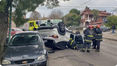 Bajaba por una loma de Stella Maris, chocó con otro auto y volcó: la hospitalizaron