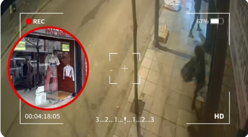 Video: un vecino vio la vidriera rota de un local del centro, se paró a investigar y casi se choca con el ladrón que escapaba