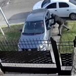 Pánico: delincuentes intentaron robarle el auto a una señora que salía de su casa y los echó a los bocinazos