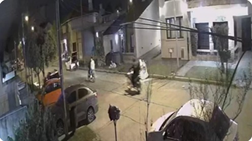 Armados contra la inseguridad: vecinos sacaron a los tiros a cuatro motochorros que quisieron robarle el auto a un hombre