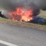 Terrible tragedia en ruta 2 con dos muertos: despistaron, chocaron contra una alcantarilla y el auto se incendió