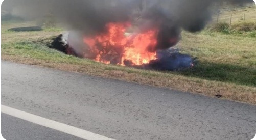 Terrible tragedia en ruta 2 con dos muertos: despistaron, chocaron contra una alcantarilla y el auto se incendió