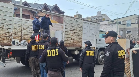 Demencia senil del dueño y aprovechamiento de la cuidadora: la historia tras el mega desalojo al lado de una escuela
