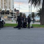 Giró en U para esquivar un control en la costa y atropelló a un agente municipal