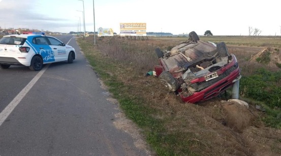 En estado de absoluta ebriedad por ruta 11, despistó, volcó y no causó una tragedia de milagro