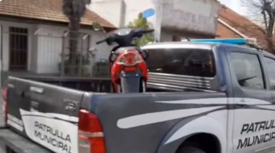 La Patrulla Municipal se llevó su moto y no sabe a dónde ir a buscarla: “Tenía un bolso con mis documentos”
