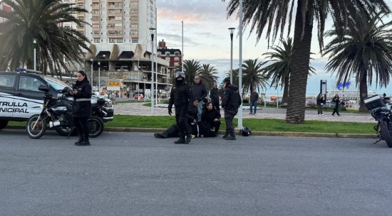 Giró en U para esquivar un control en la costa y atropelló a un agente municipal