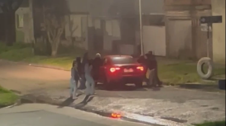 Impactante video: forcejeo, corridas y el posible intento de robo de un auto