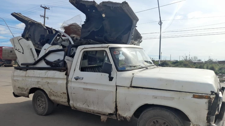 Llevaba la F100 cargada a tope con el chasis de un auto robado