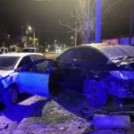 Con el capot levantado y a toda velocidad: así escapaba el conductor que chocó cuatro autos y atropelló a una motociclista