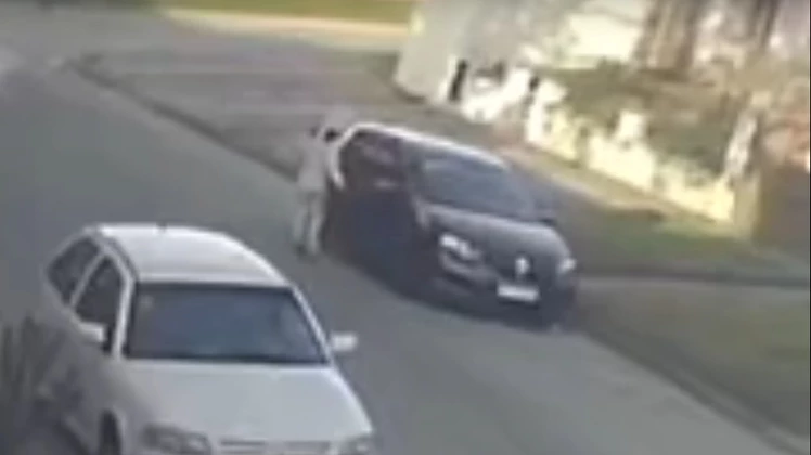 Abrió el auto, se llevó 200 mil pesos, se fue caminando como si nada y quedó registrado en un video