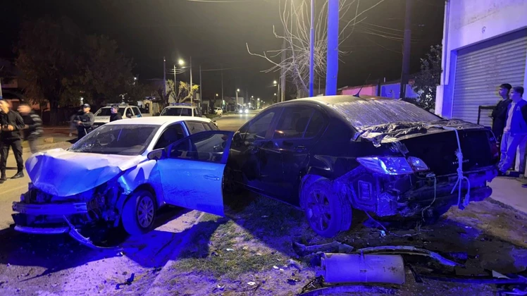 Con el capot levantado y a toda velocidad: así escapaba el conductor que chocó cuatro autos y atropelló a una motociclista