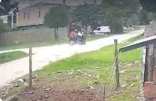 Un repartidor de Pedidos Ya chocó a una pareja en moto y se dio a la fuga