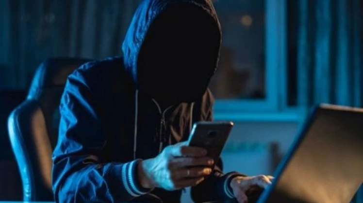 Le pedía fotos y videos desnuda a una nena de siete años