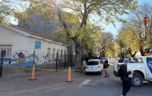 Amenaza de bomba en un colegio: revisan cada rincón de la escuela, cortan el tránsito y hay congestión en el centro