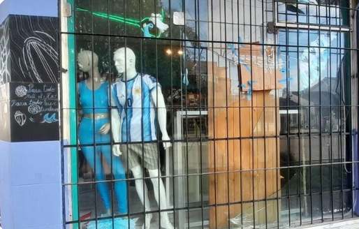 no pudo robar, miró a la cámara de seguridad y dijo “voy a volver y te rompo los vidrios”