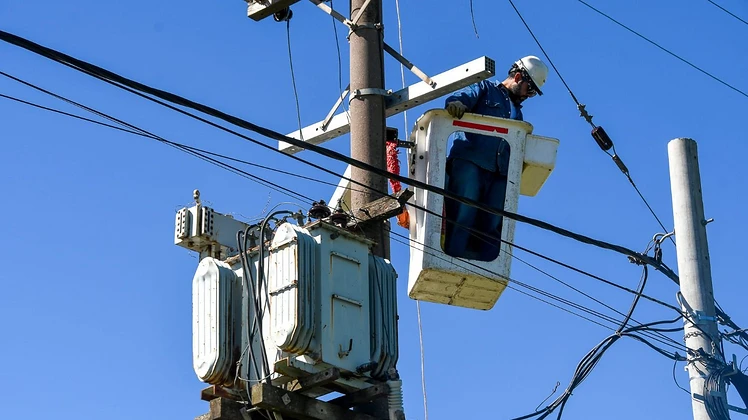 Rompieron un transformador, dejaron a medio barrio sin luz y atacaron a piedrazos a los operarios