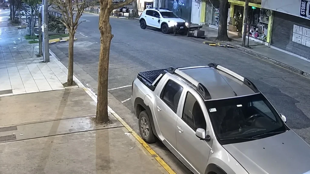 Chocó un deck en Güemes y quedó a centímetros de una vidriera: buscan al conductor