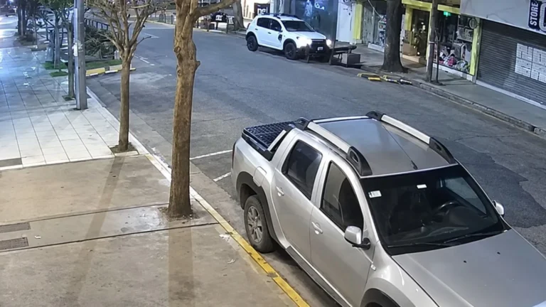 Chocó un deck en Güemes y quedó a centímetros de una vidriera: buscan al conductor