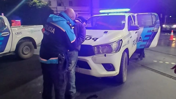 La atacó a martillazos en la cabeza y la abandonó en la playa