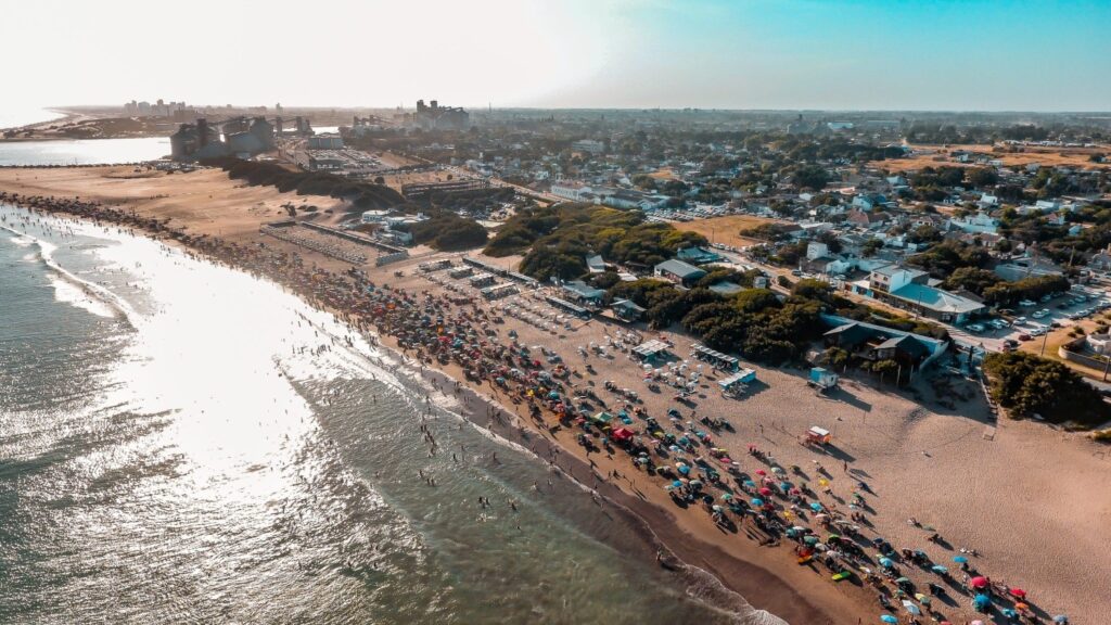 A menos de dos horas de Mar del Plata: el pueblo de acantilados y playas infinitas ideal para descansar
