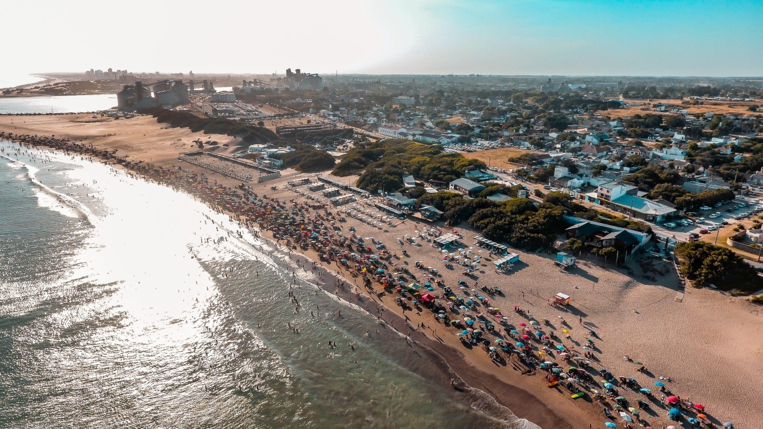 A menos de dos horas de Mar del Plata: el pueblo de acantilados y playas infinitas ideal para descansar
