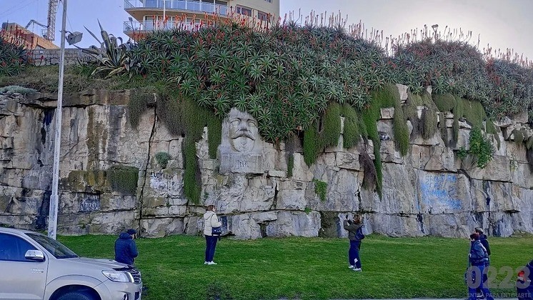 Mar del Plata oculta una misteriosa escultura frente al mar: la historia del rincón que pocos conocen