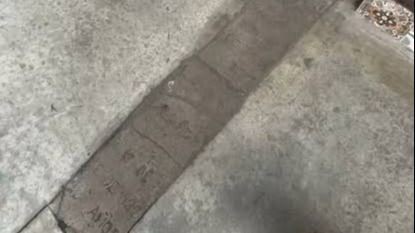 La vereda más macabra de Mar del Plata: está hecha con lápidas y esconde un tétrica historia